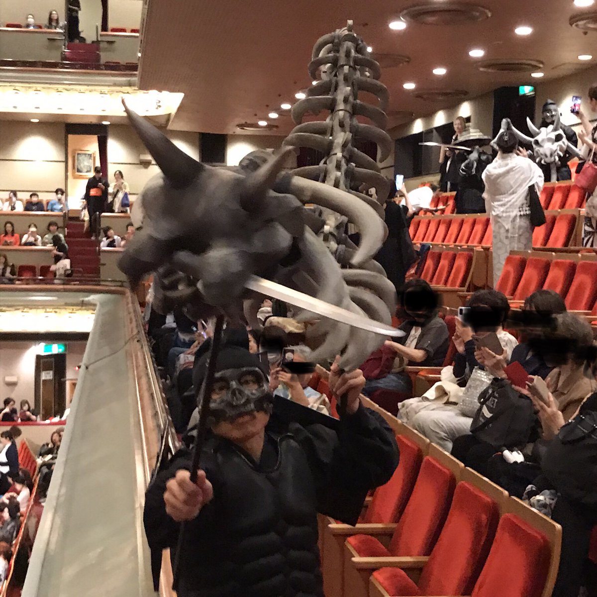 owamaruu's tweet image. 花道は見えなかったけど階段横&ドアの近くだったからか開演前に時間遡行軍が沢山来てくれて嬉しかった😊襲いかかるふりをして写真撮るまで待っててくれる 優しい