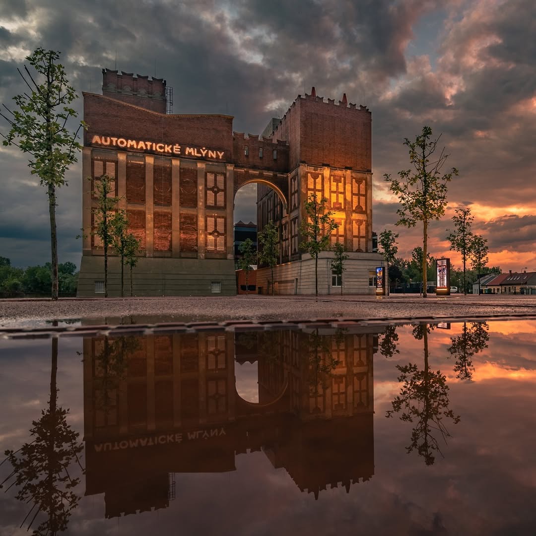 La antigua industria de los Molinos Automáticos, diseñada por Josef Gočár, ha vuelto a la vida como un espacio vibrante donde la cultura, la creatividad y el arte fluyen a orillas del río. Es una visita obligada en #Pardubice. #visitczechia
📷 @visitpardubice @automatickemlyny