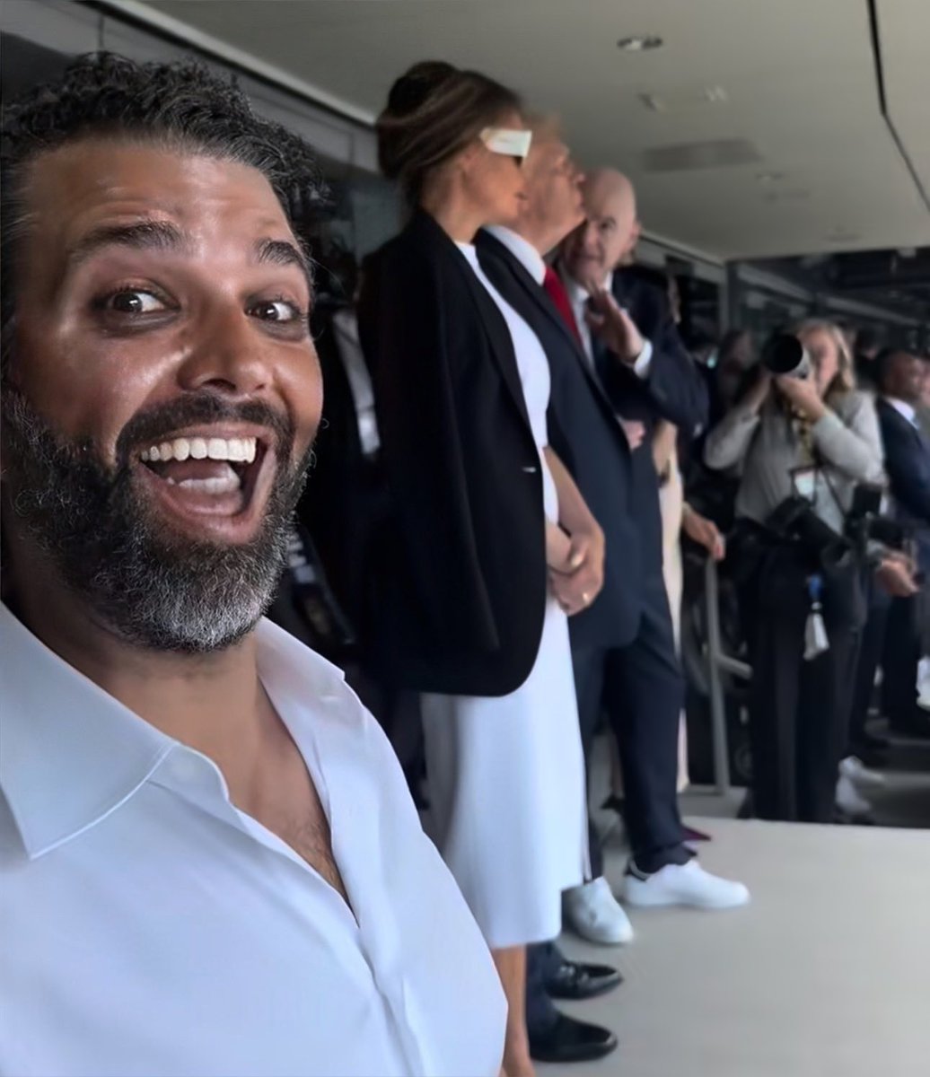 GaryPetersonUSA's tweet image. Don Jr. doesn’t let the haters get to him, as he spends a lovely day with mom and dad, enjoying the new Coca-Cola formula.