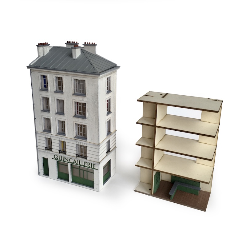 La quincaillerie est une construction d’angle qui comporte 4 étages, une toiture en zinc et une modénature soignée. Une structure intérieure avec planchers et cloisons est fournie, ainsi qu'un aménagement de la boutique en rez-de-chaussée. 
Disponible chez axelsbazar.com