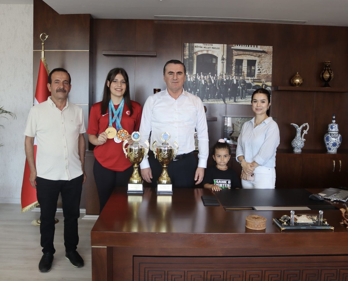 Kaymakamımız Mehmet Yıldız, 2025 Dünya Kupası Şampiyonası’nda iki farklı branşta şampiyonluk kazanarak büyük bir başarıya imza atan öğrencimiz Sümeyye Hatun Kaya’yı makamında misafir etti.