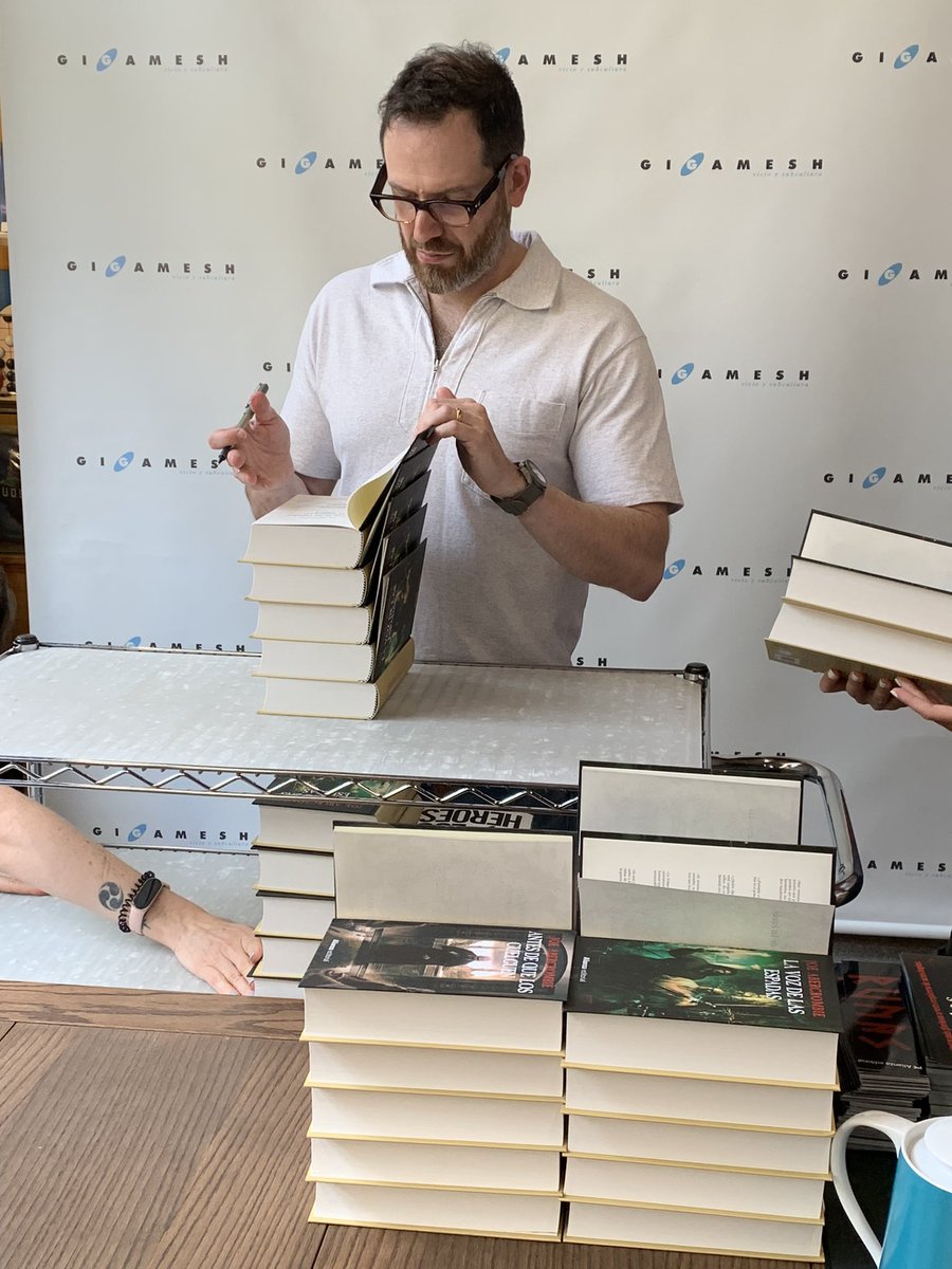 fvegasart's tweet image. Yes, Joe Abercrombie @LordGrimdark was also signing The First Law books with my covers during our meeting 💙💙💙