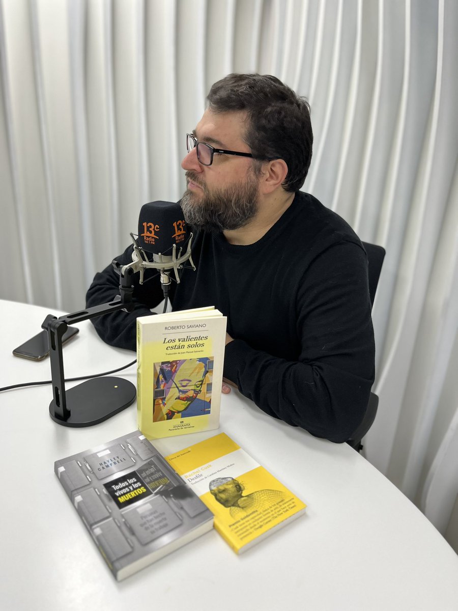 Radio 13c (@radio_13c) on Twitter photo Jueves de recomendaciones 📚
<a href="/kikemujica/">enrique mujica</a> recibe a nuestro columnista <a href="/matiasclarov/">Matías Claro</a> de <a href="/trumanlibreros/">Truman Libreros</a>
#CuatroCabezas
Escúchanos: 102.1📻 radio13c.cl🎧y la App Radio13c📲
YouTube: youtube.com/live/vwmxF8kg3… Jueves de recomendaciones 📚
<a href="/kikemujica/">enrique mujica</a> recibe a nuestro columnista <a href="/matiasclarov/">Matías Claro</a> de <a href="/trumanlibreros/">Truman Libreros</a>
#CuatroCabezas
Escúchanos: 102.1📻 radio13c.cl🎧y la App Radio13c📲
YouTube: youtube.com/live/vwmxF8kg3…