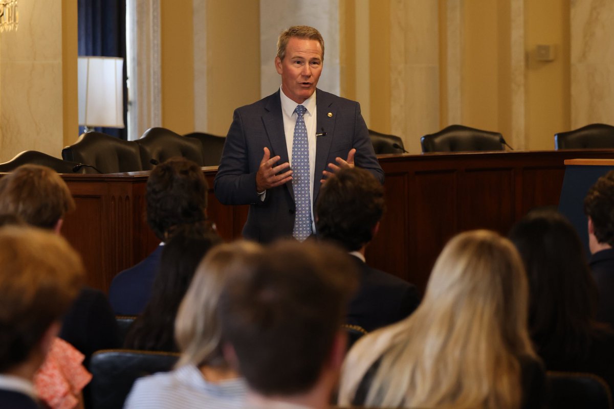 SenJonHusted's tweet image. Every year, interns come to serve their states in the halls of the Capitol.
This week, I got to spend time with dozens of them, field their questions, and let them know we’re thankful for their service.