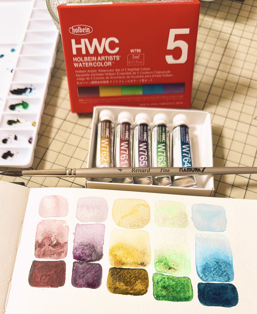 CHICAUMINO's tweet image. ホルベインさんの
ナイトフォールカラー5色セットを買って来たので
水で溶いてヒタヒタと試し塗り
なんてじゅわっと美しい色
味わいの濃い搾りたての果物のジュースみたい
美味しい楽しい美しい