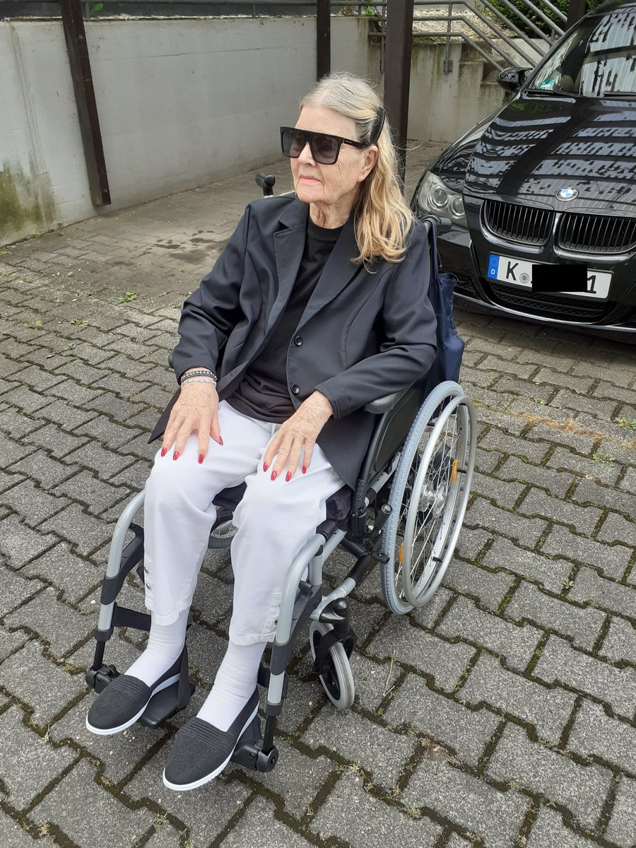 Charly Müller ♌️ ⚽️ 🎼 & my 🇩🇪 (@charlym2014) on Twitter photo ======== 🍷 🛋️ 🍷 ========
👋 Schönen Abend Ihr Lieben 👋
======== 🌔 🌟 🌖 ========
Heute war ich mit <a href="/QueenyHelga/">Helga König ♓️</a>
in/mit ihrem neuen👩🦽 unterwegs.
Erst zum Nagelstudio - dann zum
Friseur und dann noch einkaufen.
Jetzt sind wir platt & nur noch auf
die Couch & chillen. LG 🫂 ======== 🍷 🛋️ 🍷 ========
👋 Schönen Abend Ihr Lieben 👋
======== 🌔 🌟 🌖 ========
Heute war ich mit <a href="/QueenyHelga/">Helga König ♓️</a>
in/mit ihrem neuen👩🦽 unterwegs.
Erst zum Nagelstudio - dann zum
Friseur und dann noch einkaufen.
Jetzt sind wir platt & nur noch auf
die Couch & chillen. LG 🫂
