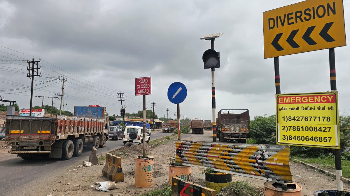CollectorRjt's tweet image. રાજકોટ-ગોંડલ-જેતપુર NH-27 પર ટ્રાફિકજામ નિવારવા નેશનલ હાઈવે ઓથોરિટી ઓફ ઈન્ડિયા દ્વારા સઘન આયોજન! 🚗 કારણો શોધી સમસ્યાના નિરાકરણ માટે આયોજનબદ્ધ પગલાં. 🛣️ વાહન-વ્યવહાર હવે વધુ સરળ! #NH27 #TrafficSolutions @NHAI_Official