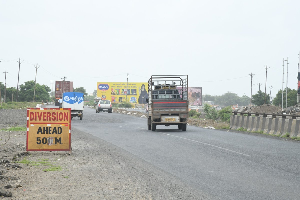 CollectorRjt's tweet image. રાજકોટ-ગોંડલ-જેતપુર NH-27 પર ટ્રાફિકજામ નિવારવા નેશનલ હાઈવે ઓથોરિટી ઓફ ઈન્ડિયા દ્વારા સઘન આયોજન! 🚗 કારણો શોધી સમસ્યાના નિરાકરણ માટે આયોજનબદ્ધ પગલાં. 🛣️ વાહન-વ્યવહાર હવે વધુ સરળ! #NH27 #TrafficSolutions @NHAI_Official