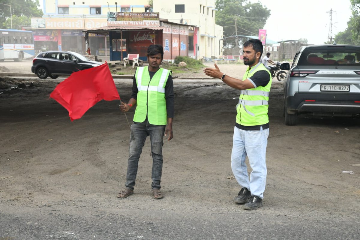 CollectorRjt's tweet image. રાજકોટ-ગોંડલ-જેતપુર NH-27 પર ટ્રાફિકજામ નિવારવા નેશનલ હાઈવે ઓથોરિટી ઓફ ઈન્ડિયા દ્વારા સઘન આયોજન! 🚗 કારણો શોધી સમસ્યાના નિરાકરણ માટે આયોજનબદ્ધ પગલાં. 🛣️ વાહન-વ્યવહાર હવે વધુ સરળ! #NH27 #TrafficSolutions @NHAI_Official