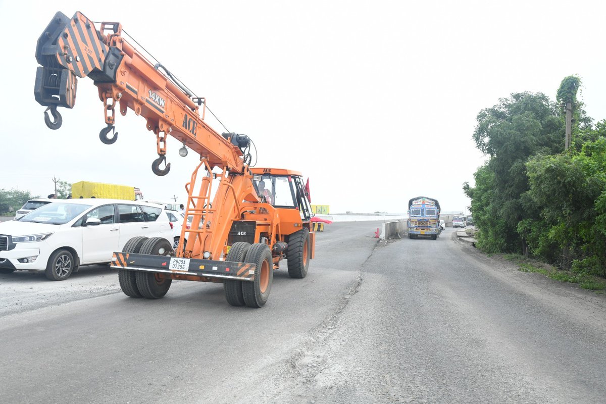 CollectorRjt's tweet image. રાજકોટ-ગોંડલ-જેતપુર NH-27 પર ટ્રાફિકજામ નિવારવા નેશનલ હાઈવે ઓથોરિટી ઓફ ઈન્ડિયા દ્વારા સઘન આયોજન! 🚗 કારણો શોધી સમસ્યાના નિરાકરણ માટે આયોજનબદ્ધ પગલાં. 🛣️ વાહન-વ્યવહાર હવે વધુ સરળ! #NH27 #TrafficSolutions @NHAI_Official