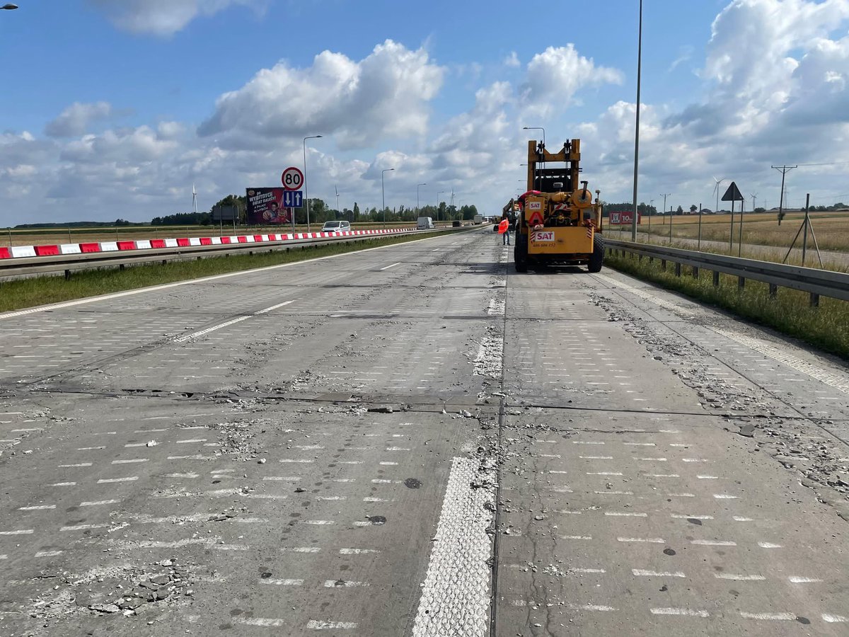 DariuszKlimczak's tweet image. 🛣️ Remont rozpoczęty!
Na odcinku pomiędzy Polichnem a Studziankami (kierunek Warszawa) trwa rozbiórka starej, betonowej nawierzchni o grubości 28 cm. W jej miejscu powstanie nowa nawierzchnia bitumiczna, wzmocniona specjalną siatką 🧵🛠️.
💡 Zmiana technologii pozwoli…