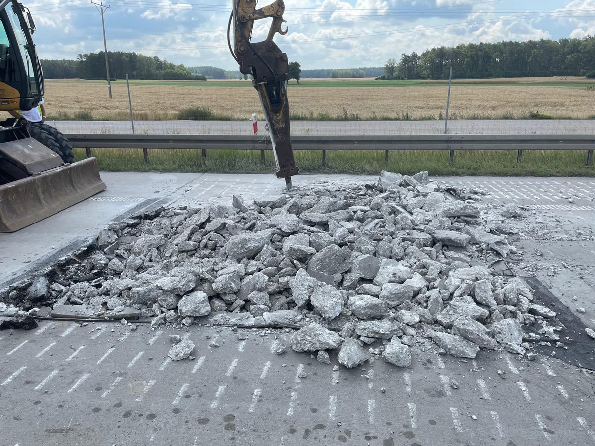 DariuszKlimczak's tweet image. 🛣️ Remont rozpoczęty!
Na odcinku pomiędzy Polichnem a Studziankami (kierunek Warszawa) trwa rozbiórka starej, betonowej nawierzchni o grubości 28 cm. W jej miejscu powstanie nowa nawierzchnia bitumiczna, wzmocniona specjalną siatką 🧵🛠️.
💡 Zmiana technologii pozwoli…