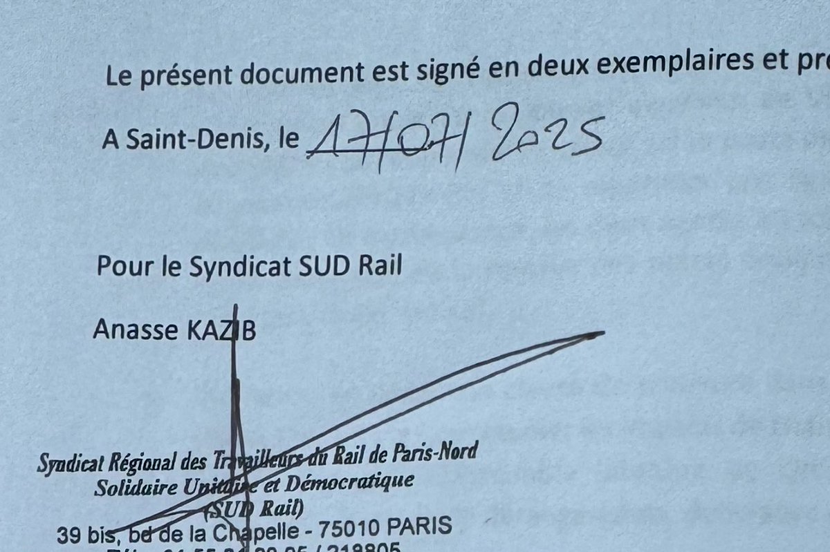 AnasseKazib's tweet image. 🔴 Très heureux de vous annoncer que nous venons de signer un protocole de fin de conflit dans la grève des aiguilleurs du Bourget, après 59 jours de grève reconductible.

Une immense victoire : nous avons réussi à faire reculer la direction sur le projet de suppressions de…