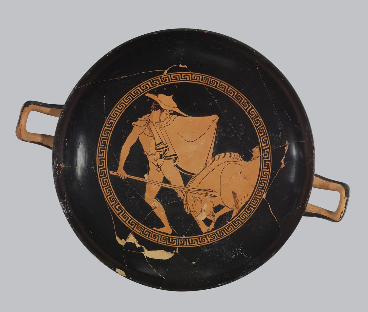 Athanasius_45's tweet image. Red-figure kylix showing a young gentleman hunting a boar, ca. 480 BC, Walters Art Museum. The inscription reads APISTAPXOΣ KAΛOΣ - Aristarchos (is) handsome.
Ἐν μυρίοισι τὰ καλὰ γίγνεται πόνοις.
Thousandfold labors form beauty.
Menander