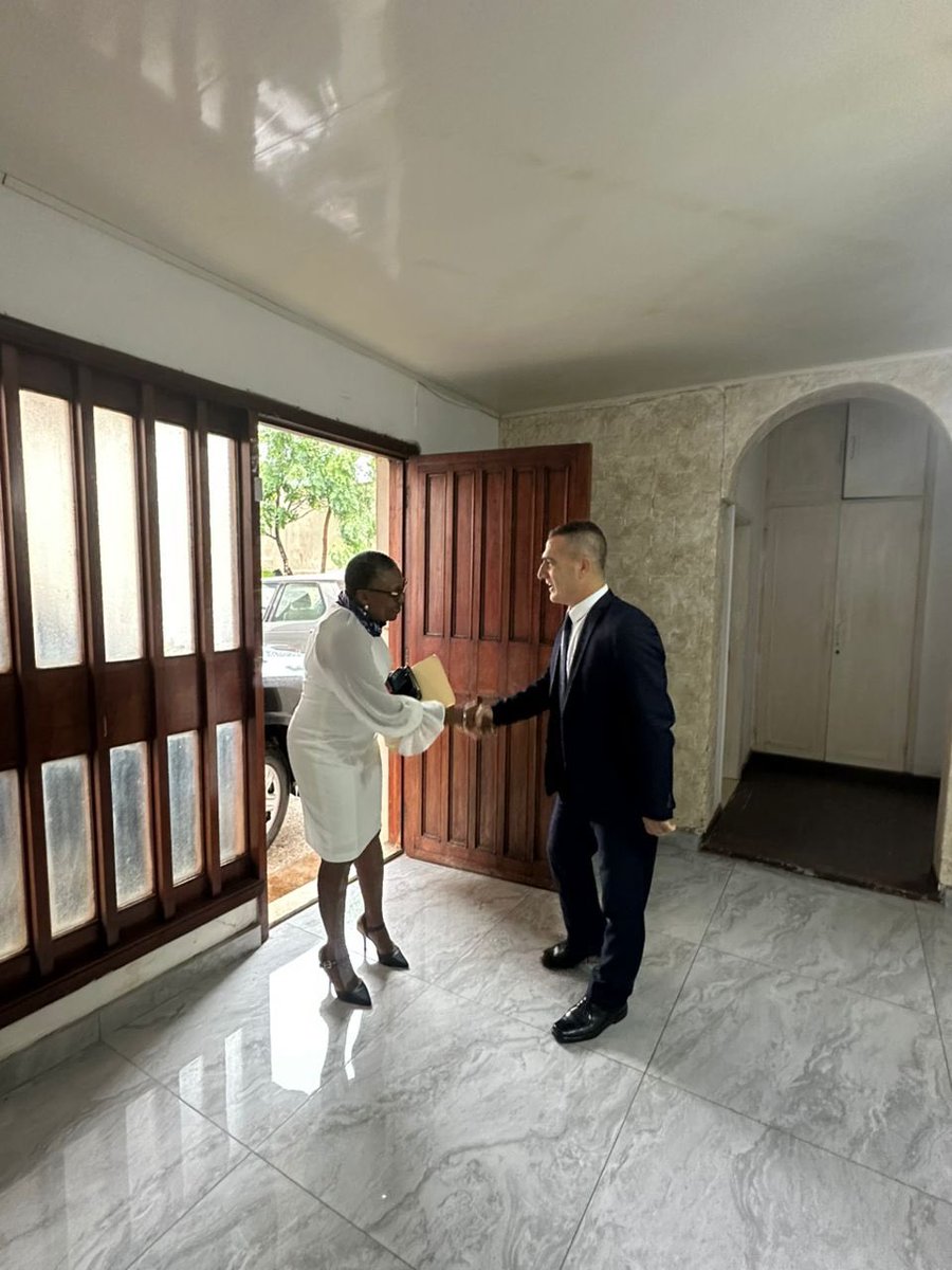 GERinSalone's tweet image. Thank you @NRASalone Commissioner General @JBangura4 for joining today’s regular meeting of the Diplomatic Corps at the Residence of Libanon in Freetown and discussing subjects of interest to the Heads of Missions accredited to Sierra Leone.
