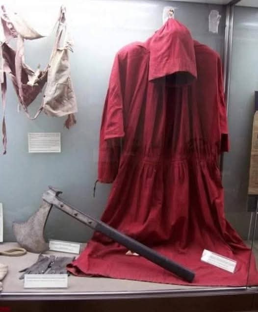 CLAUDIODD5's tweet image. Tunica e ascia di Giovanni Battista Bugatti, "detto Mastro Titta" noto anche in romanesco come "er boja de Roma".
E stato il Boia ufficiale dello Stato Pontificio dal 1796 al 1864.
Iniziò all'età di 17 anni.
Durante il suo mandato giustiziò 514 persone.
Lui offriva al…