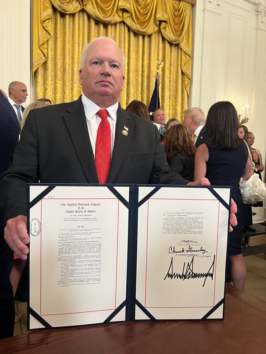 RepFitzgerald's tweet image. It was an honor to attend the White House bill signing ceremony for the HALT Fentanyl Act. Thank you @POTUS for signing this critical legislation into law.
Stopping the flow of deadly fentanyl that’s devastated families in Wisconsin and across the country has remained a top…