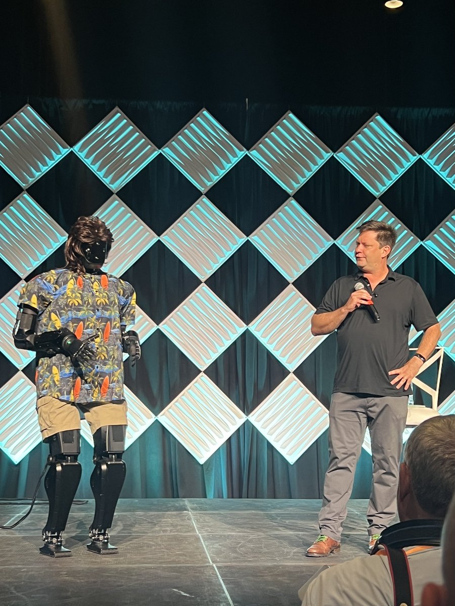 SantsPliego's tweet image. The future is now.
@PalmerLuckey and @ashleevance at @reindsummit