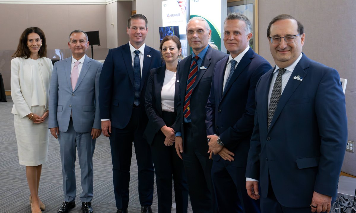 WECNuclear's tweet image. It’s not every day you get to pitch the President of the United States and announce a collaboration with Google on AI.
Catch Westinghouse's highlights from the first-ever Pennsylvania Energy Summit and Expo on our blog: bit.ly/3Iw5wcM