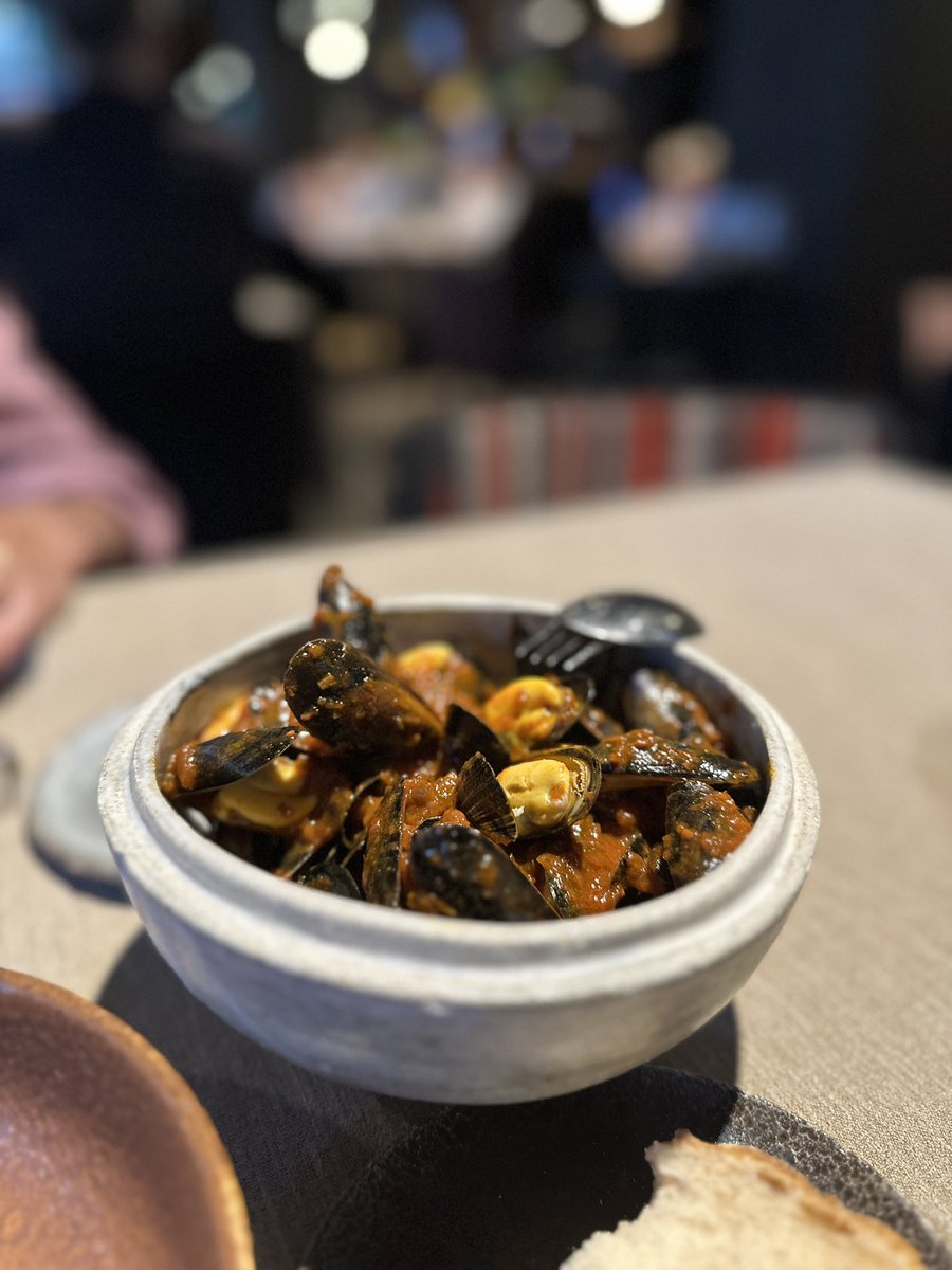 La flexibilidad y amabilidad para con el cliente de <a href="/R_lakasa/">Lakasa</a>, sumadas a una cocina maravillosa —honesta, nítida, devota del producto, sensata y sabia— convierten este restaurante en el lugar al que podría acudir todos los días sin cansarme.
¡Larga vida al César!