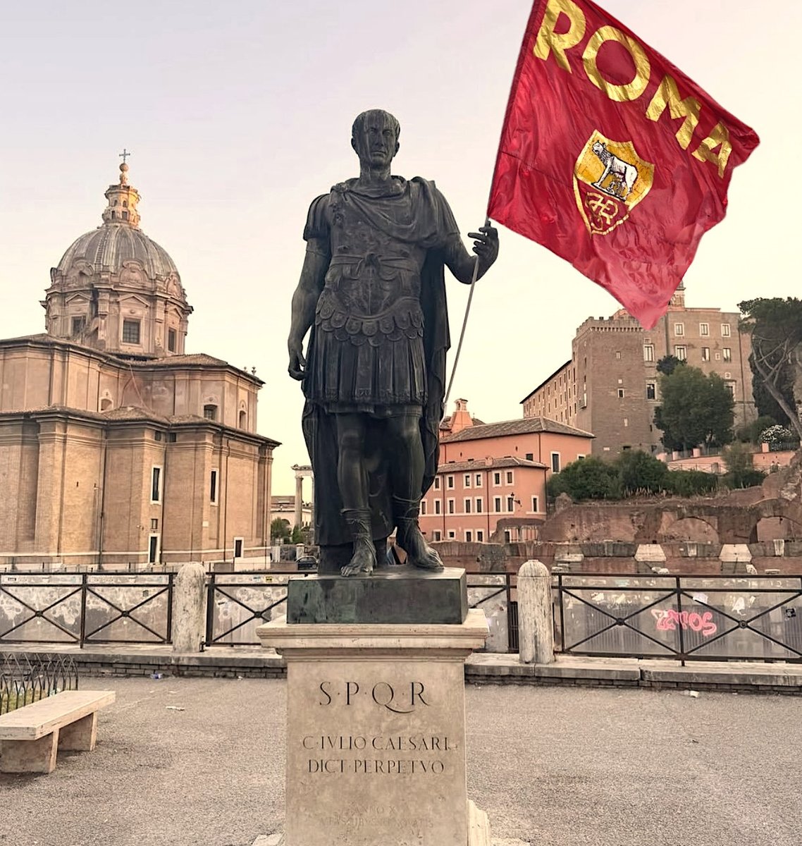 Abbiamo riportato la chiesa al centro del villaggio... <a href="/OfficialASRoma/">AS Roma</a> 🫡