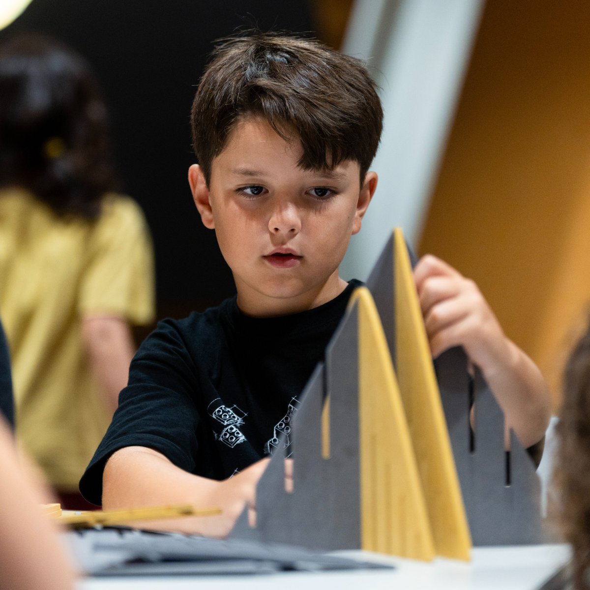 ¡Hoy arrancamos las #Cosmonits 2025! 4 noches Infinitas entre julio y agosto pensadas para hacer disfrutar a grandes y pequeños con un montón de actividades; proyecciones, espacios de experimentación o muestras como este ‘Explora: las sliceforms’. ¡Empezamos!✨