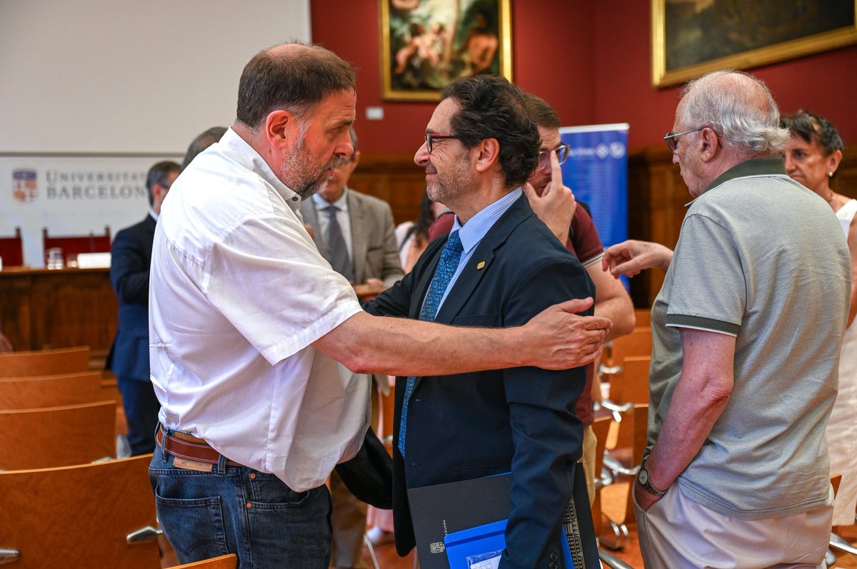 junqueras's tweet image. Avui hem assistit al lliurament de la #MedalladHonor2025 de la @xarxavives d’Universitats, a l’@UniBarcelona.

Enhorabona al lingüista Albert Jané i Riera i a la bioquímica Fàtima Bosch i Tubert per unes trajectòries brillants en els àmbits de la llengua i la ciència.