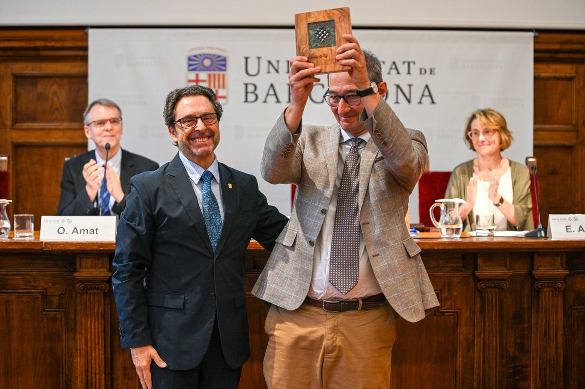 junqueras's tweet image. Avui hem assistit al lliurament de la #MedalladHonor2025 de la @xarxavives d’Universitats, a l’@UniBarcelona.

Enhorabona al lingüista Albert Jané i Riera i a la bioquímica Fàtima Bosch i Tubert per unes trajectòries brillants en els àmbits de la llengua i la ciència.