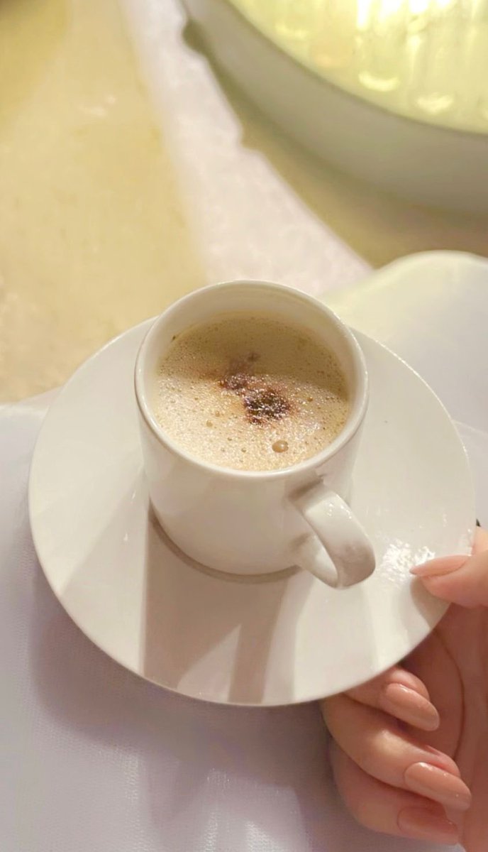 #مساء_الخير_والسعاده_للجميع
#الخميس_الونيس 

في الطرف الرقيق من الحياة أنا وقهوتي …