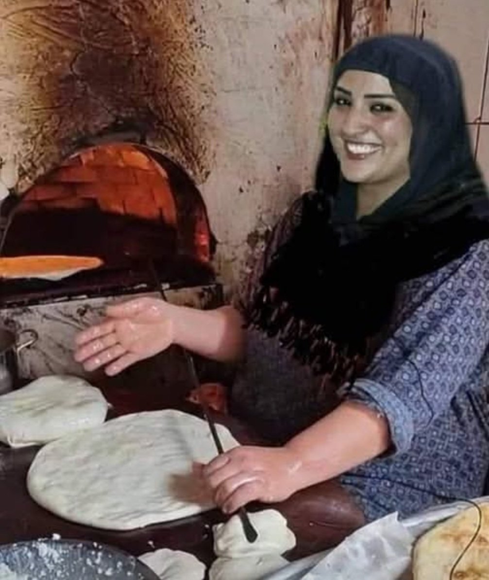 ياخاطب بنت شوف الأم قبليها
واسأل عن الخال وبعد الخال أب ليهاواوصيك يا ابن آدم للشكل الجميل ماتميل خد الأصيلة اللى تمشي فى الطريق ماتميل وان دار عليها الزمن لاتشكى من عطش ولاجوع
ماهى البنت لو بتميل يبقه الأم قبليهاواقول ياللي انت غاوى النسب قوم اسأل عن العائلات ونقي لولدك خال زين