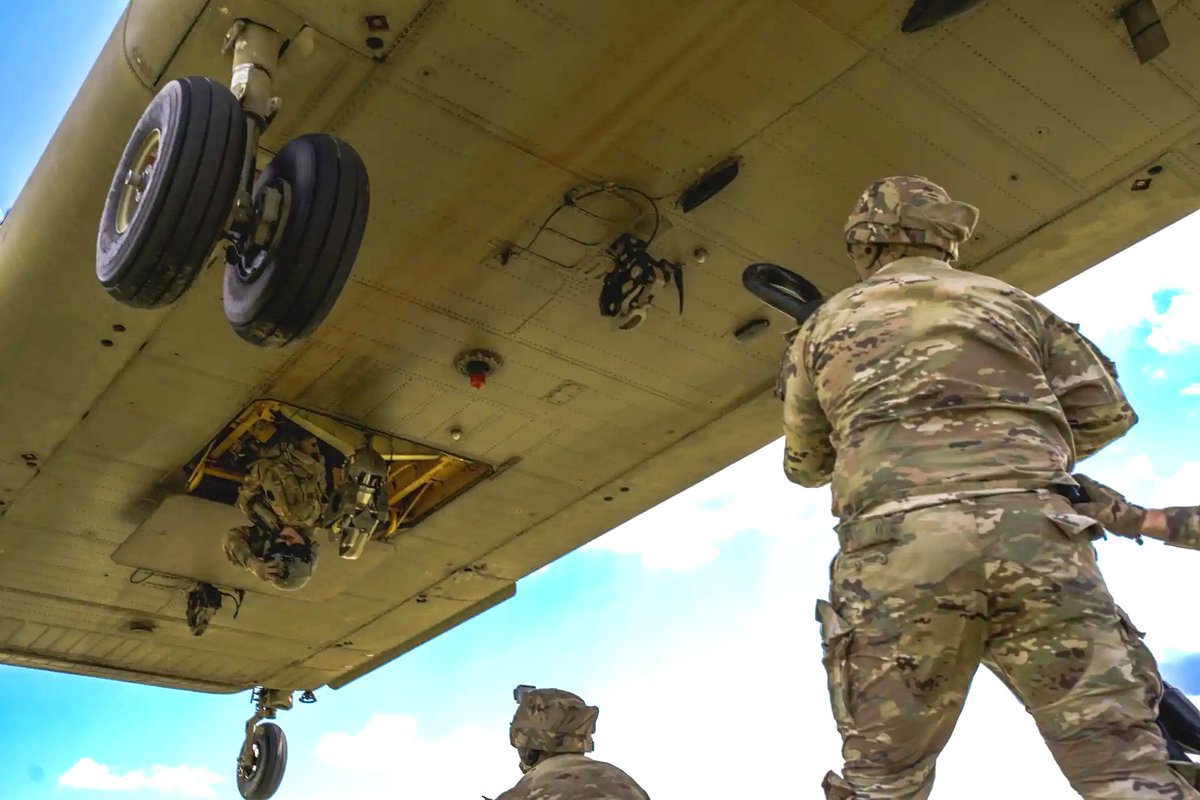 PANationalGuard's tweet image. Soldiers from Delta Co., 2-104th General Support Aviation Battalion, 28th Expeditionary Combat Aviation Brigade conduct sling-load training recently at Fort Indiantown Gap.
📷: Sgt. Mason Kohuth