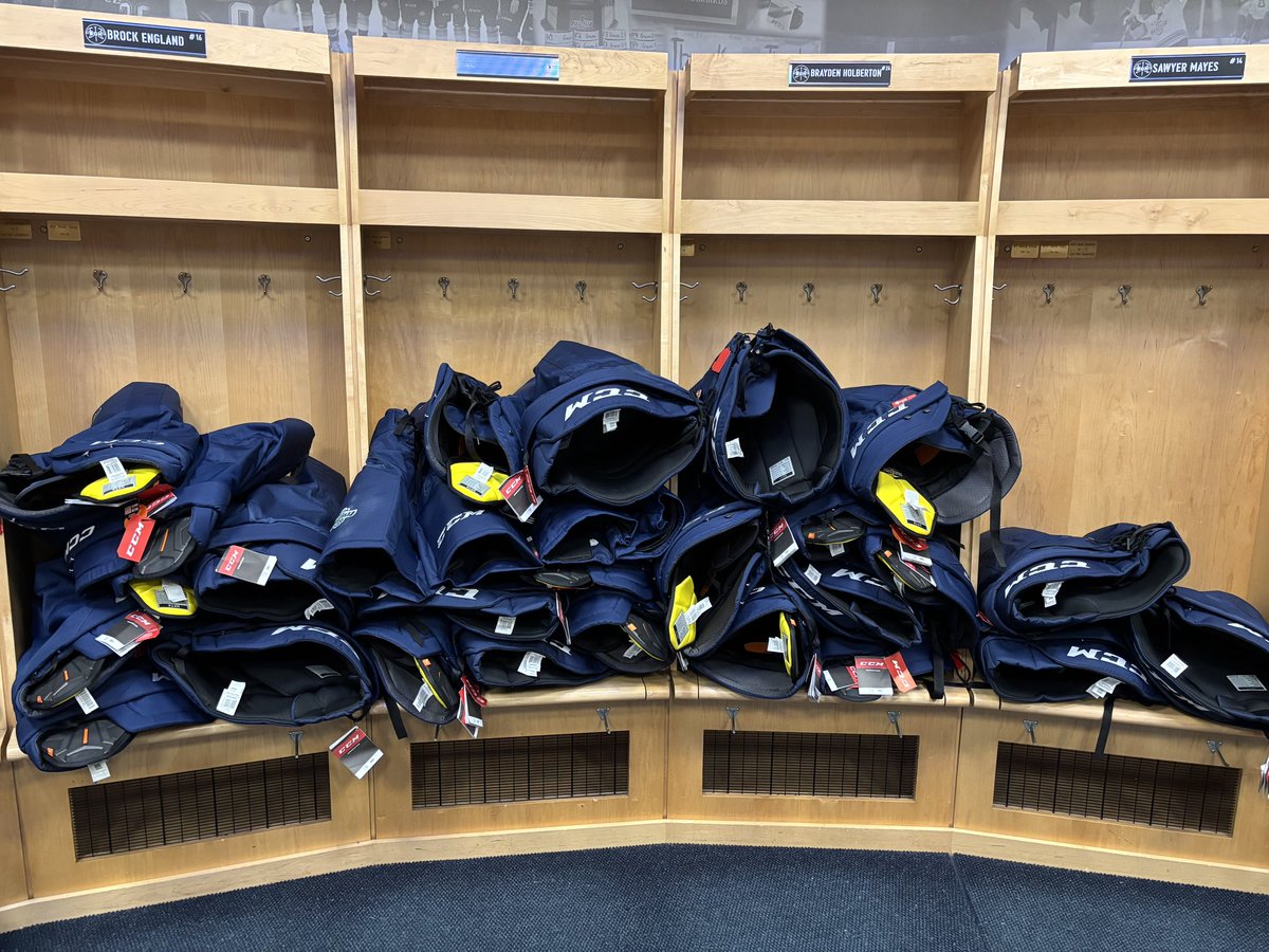 SeattleTbirds's tweet image. Sunny Saturday in the forecast means it’s time for an Equipment Yard Sale!
📍 accesso ShoWare Center back lot
⏰ 12pm to 3pm
💰 Cash Only
Pick from pants, helmets, locker room apparel and more!