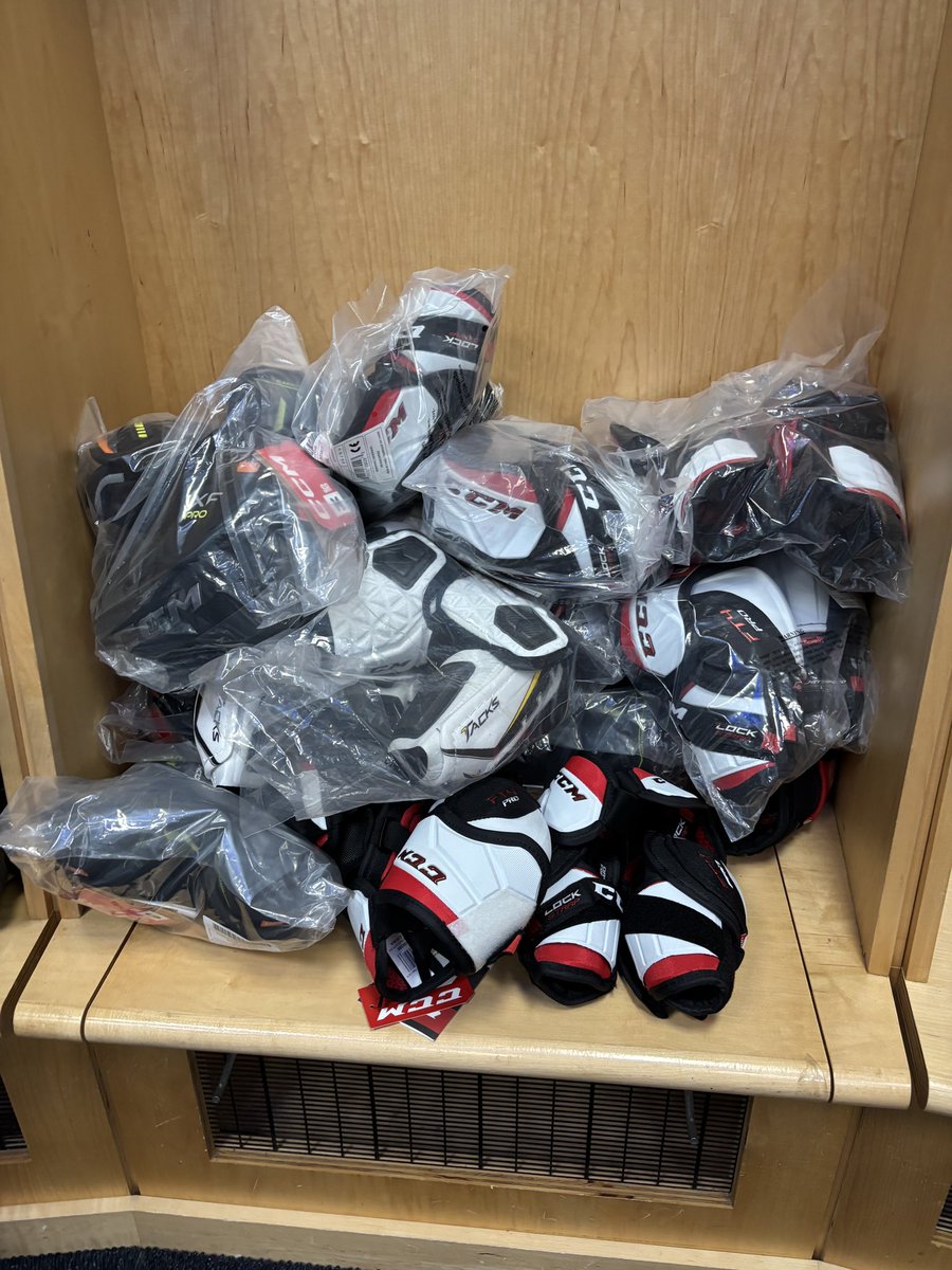 SeattleTbirds's tweet image. Sunny Saturday in the forecast means it’s time for an Equipment Yard Sale!
📍 accesso ShoWare Center back lot
⏰ 12pm to 3pm
💰 Cash Only
Pick from pants, helmets, locker room apparel and more!