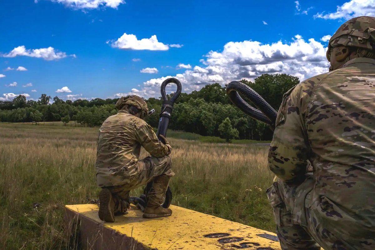 PANationalGuard's tweet image. Soldiers from Delta Co., 2-104th General Support Aviation Battalion, 28th Expeditionary Combat Aviation Brigade conduct sling-load training recently at Fort Indiantown Gap.
📷: Sgt. Mason Kohuth