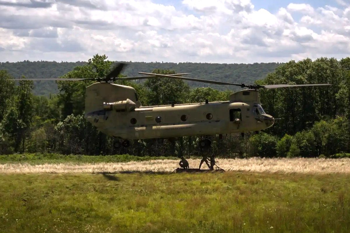 PANationalGuard's tweet image. Soldiers from Delta Co., 2-104th General Support Aviation Battalion, 28th Expeditionary Combat Aviation Brigade conduct sling-load training recently at Fort Indiantown Gap.
📷: Sgt. Mason Kohuth