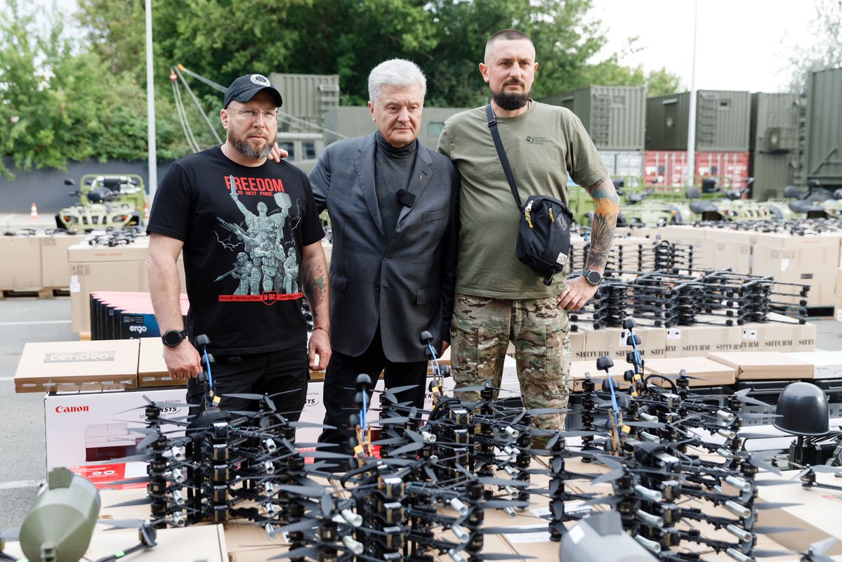 poroshenko's tweet image. Суди, «пересуди», виступи — все це неподобство в парламенті… Тяжкий день, але закінчуємо його серед справжніх друзів. Гадаю, ви всі вже знаєте Петра Кіяана — це легендарна особистість. Щодо нього та його родини, щодо Юлії Кузьменко держава свого часу вчинила несправедливо.
А…