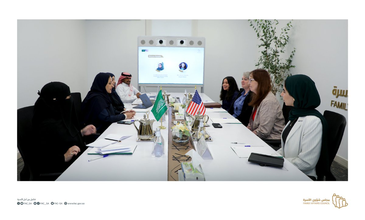 FAC_SA's tweet image. التقت سعادة الأمين العام لـ #مجلس_شؤون_الأسرة، د. ميمونة آل خليل، بالقائم بأعمال سفارة الولايات المتحدة الأمريكية لدى المملكة، السيدة أليسون ديلورث، وذلك في إطار بحث سبل التعاون المشترك. وخلال اللقاء تم استعراض مشاركة المملكة في الدورة 69 للجنة وضع المرأة (#CSW69)، بالإضافة إلى…