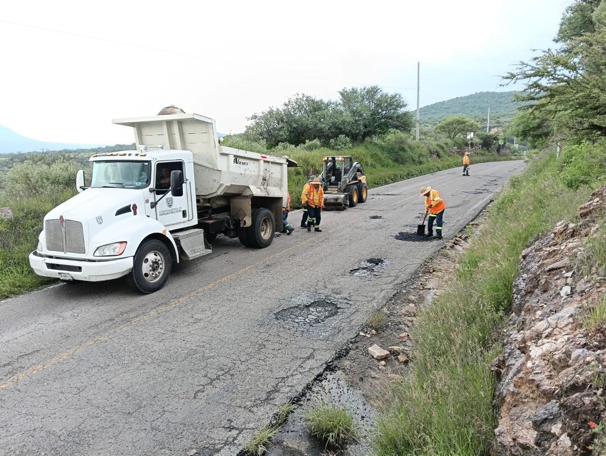 En los límites con Hidalgo, sobre la Carr. Estatal 200, en Tequisquiapan, realizamos labores para mantener en buenas condiciones nuestras vialidades.

 Los camineros están siempre listos para seguir manteniendo la seguridad en tus traslados. 

#Contigo