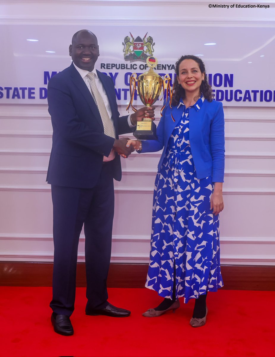 GermanyinKenya's tweet image. All set for German Elocution at #KenyaMusicFestival! 🇩🇪🏆
Yesterday, our Cultural Attaché handed over Embassy-sponsored trophies to PS Basic Education @Juliuskbitok.
Can’t wait for the nationals in August — viel Erfolg to all participants! 💪🎤 @kmf_kenya