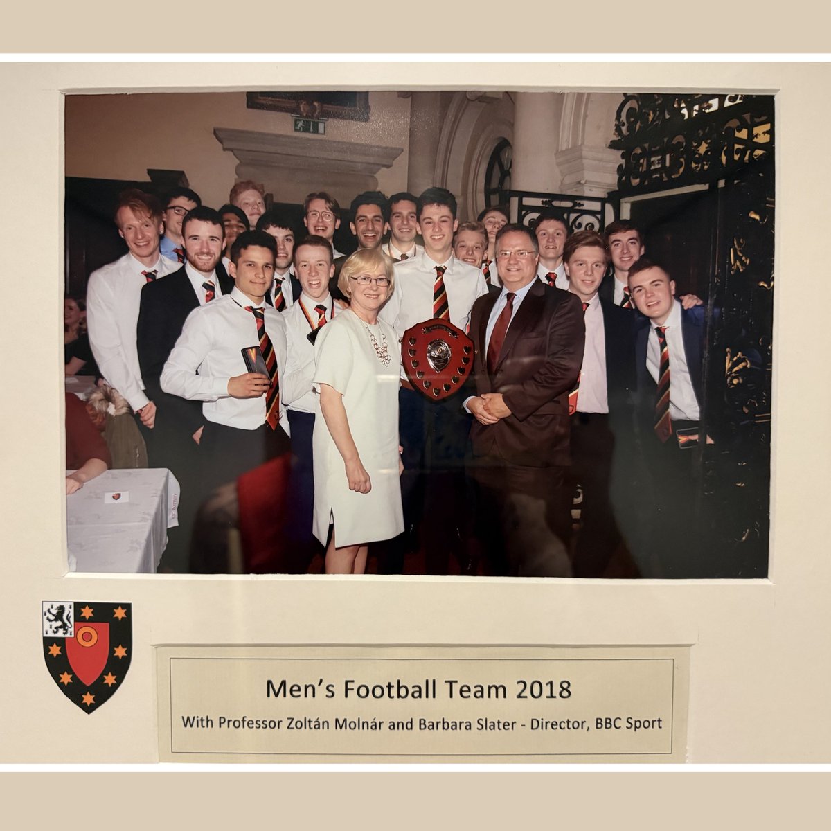 tomrocksmaths's tweet image. When you find yourself on the wall of fame at your Oxford College…
Throwback to 2018 and the all-conquering @StJohnsOx men’s football team. League champions and winners of Team of the Year at the Sports Dinner. I reckon I could still do a job in a deep-lying midfield role…