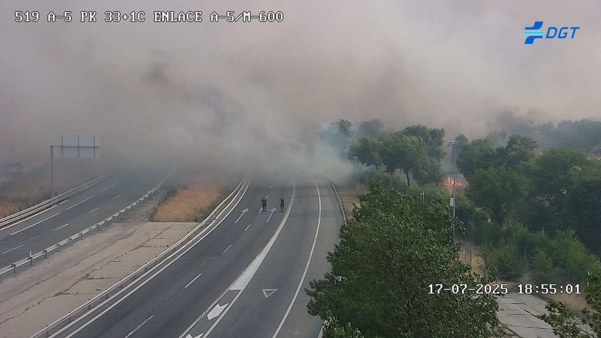 PoliciaAlcorcon's tweet photo. Seguimos pendientes con las cámaras de la @DGTes la A-5 se encuentra completamente cortada en ambos sentidos a la altura de Navalcarnero. 

#IFMentrida #Mentrida #Incendio https://t.co/iqQnrQxMRP