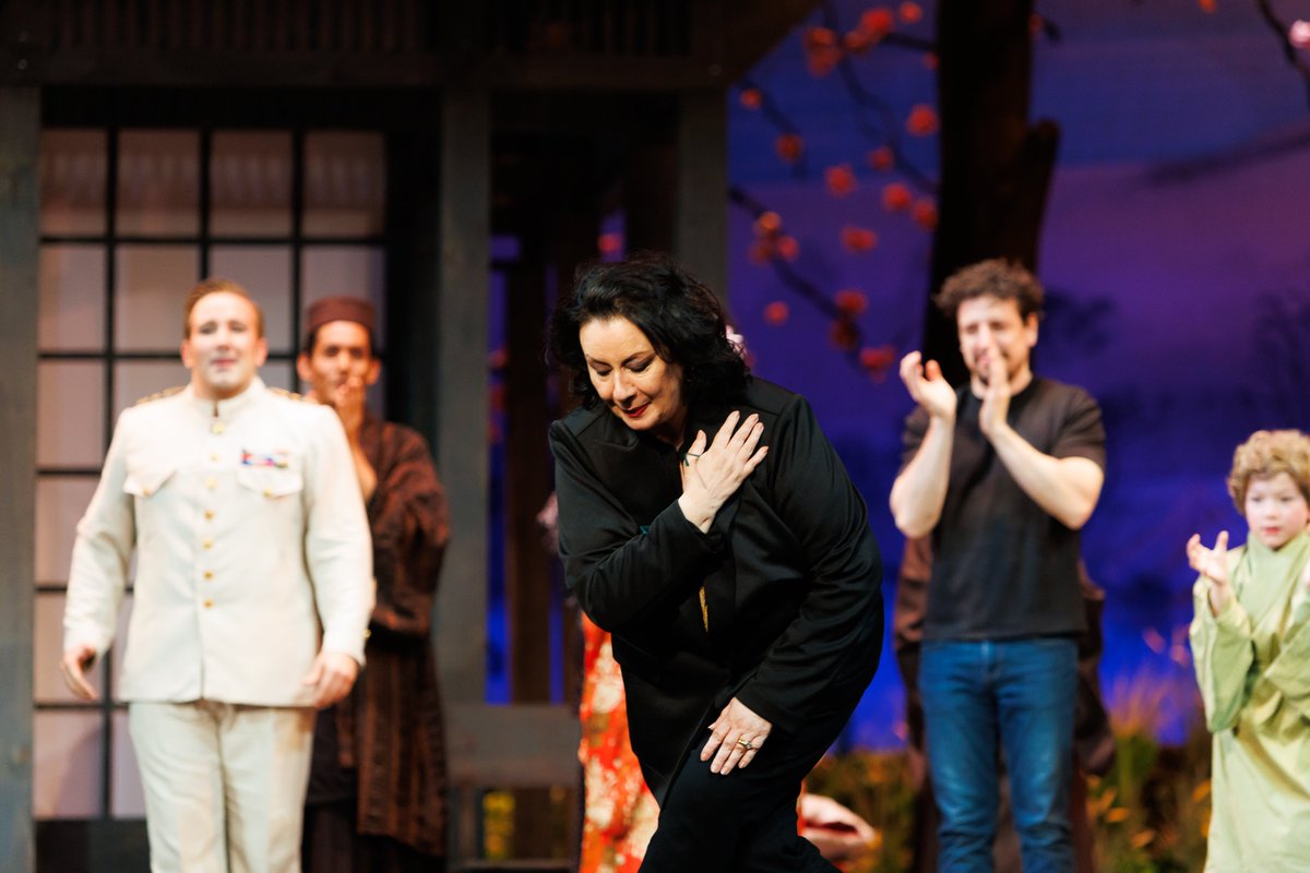 MunicipaldeStgo's tweet image. Galería 📸 | Despedimos a “Madama Butterfly” y agradecemos a las casi 15 mil personas que agotaron todas las funciones 🎭✨
El Teatro Municipal de Santiago se despide de esta ópera, dirigida escénicamente por la artista Verónica Villarroel y agradece a los públicos.