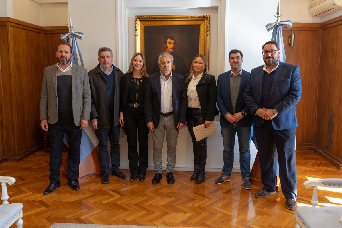 Hoy firmamos escrituras con familias de San Martín que, después de muchos años, finalmente acceden al título de propiedad de su vivienda. Lo hicimos a través del Programa de Regularización Dominial, que les da seguridad jurídica a quienes han construido su vida en una casa que no