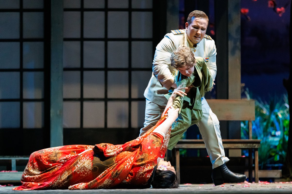 MunicipaldeStgo's tweet image. Galería 📸 | Despedimos a “Madama Butterfly” y agradecemos a las casi 15 mil personas que agotaron todas las funciones 🎭✨
El Teatro Municipal de Santiago se despide de esta ópera, dirigida escénicamente por la artista Verónica Villarroel y agradece a los públicos.