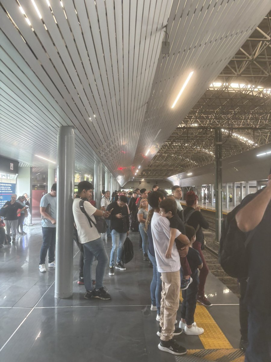 Lluvias, inundaciones, colonias sin luz, el tren sin funcionar pero el patrón celebrando su cumpleaños… lo demás no importa…