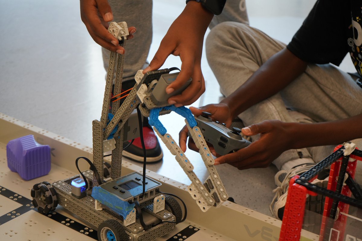 MayorBowser's tweet image. We’re building real pathways to high-wage, high-demand careers for DC youth.
That includes over 6,000 DC young people enrolled in free opportunity programs—including the DCPS Career and Technical Education program—gaining skills, mentorship, and purpose.