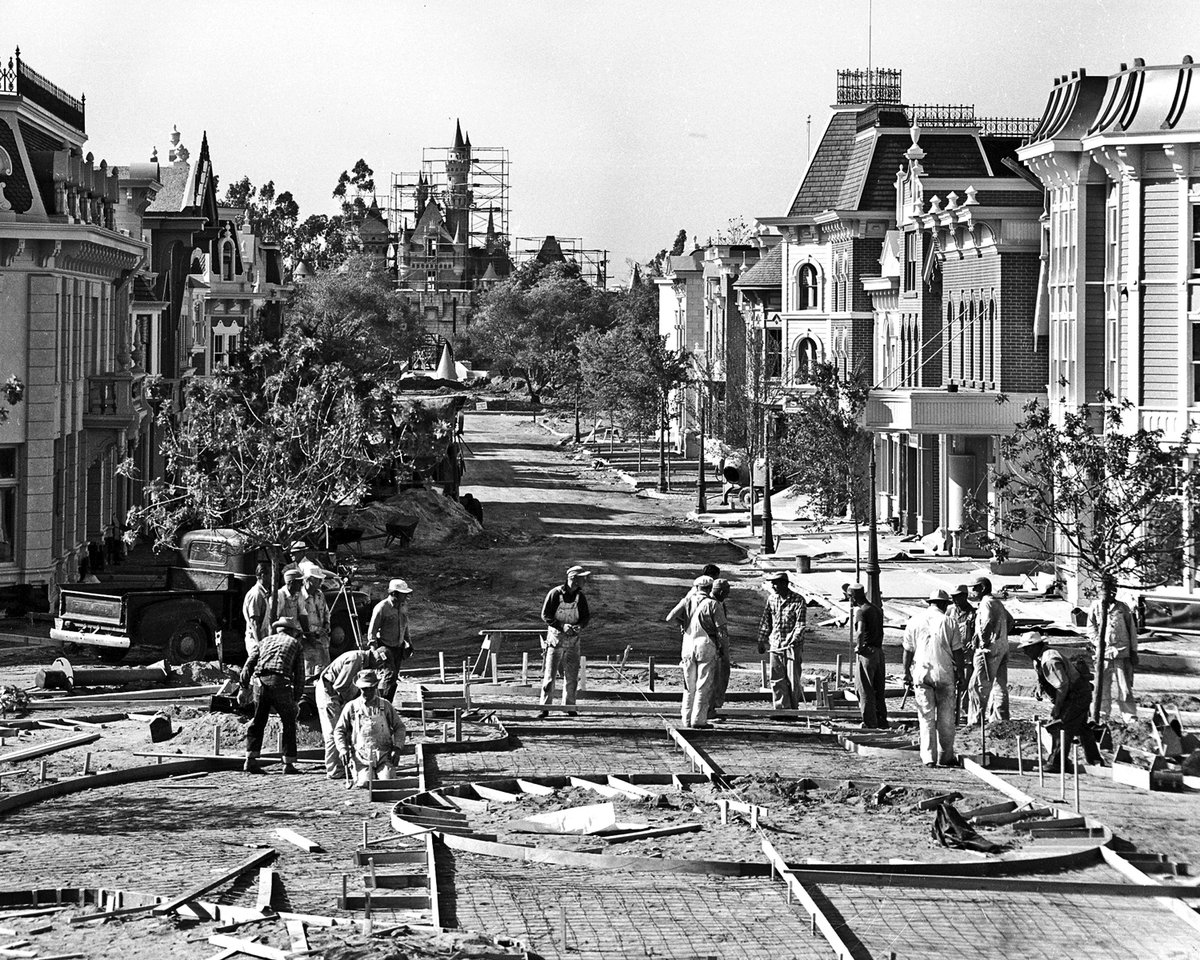 CowMissing's tweet image. 70 years ago today, Disneyland welcomed guests through its gates for the very first time. #Disneyland 📷: @Disneyland