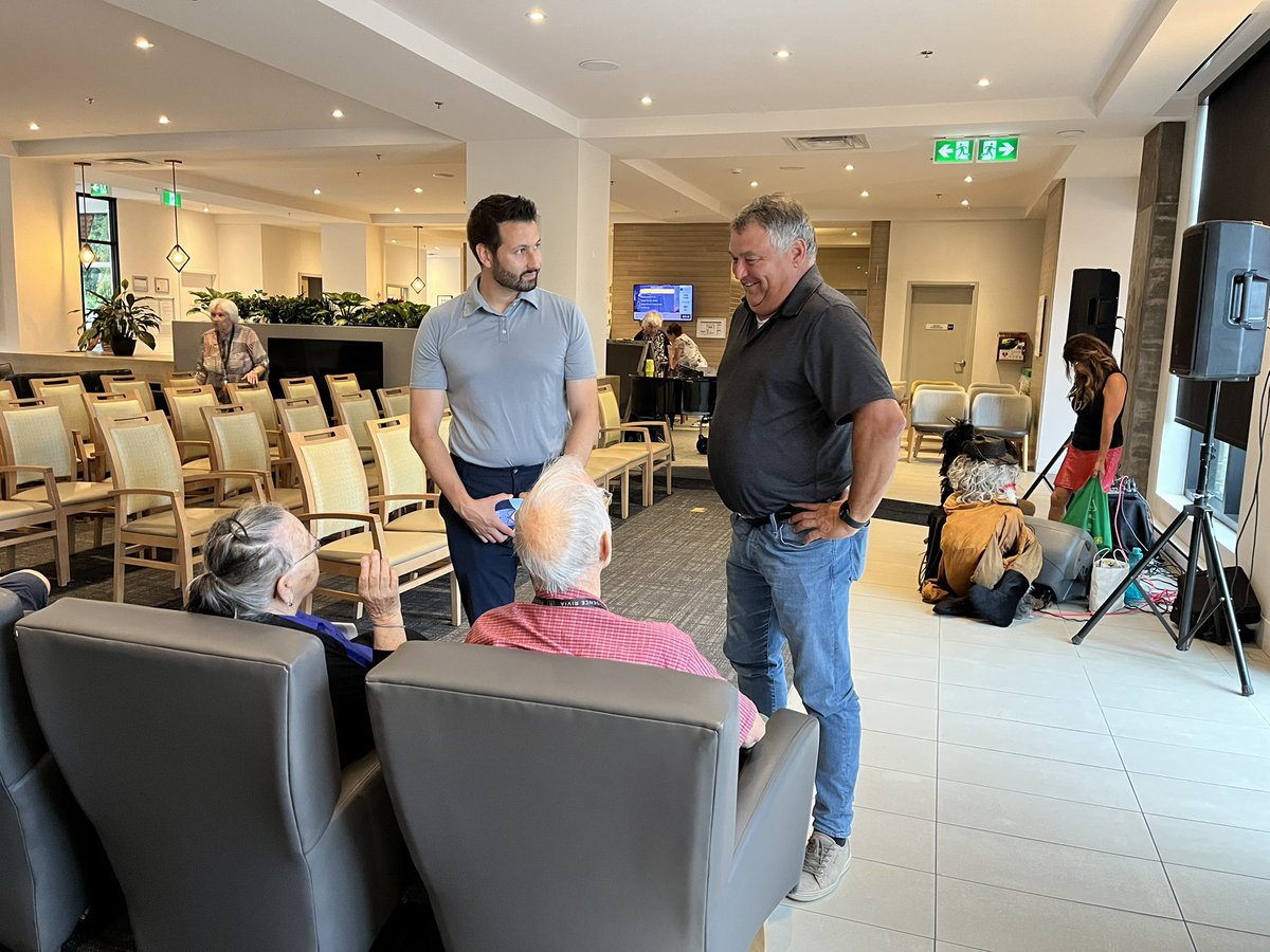 KevenBrasseur's tweet image. De passage à la Résidence Rivia à Victoriaville en compagnie de François Jacques, député de Mégantic. Merci aux résidents pour l’accueil chaleureux et les belles discussions!🩵
#CAQ #arthabaskalerable @FMegantic