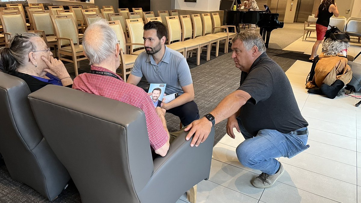 KevenBrasseur's tweet image. De passage à la Résidence Rivia à Victoriaville en compagnie de François Jacques, député de Mégantic. Merci aux résidents pour l’accueil chaleureux et les belles discussions!🩵
#CAQ #arthabaskalerable @FMegantic