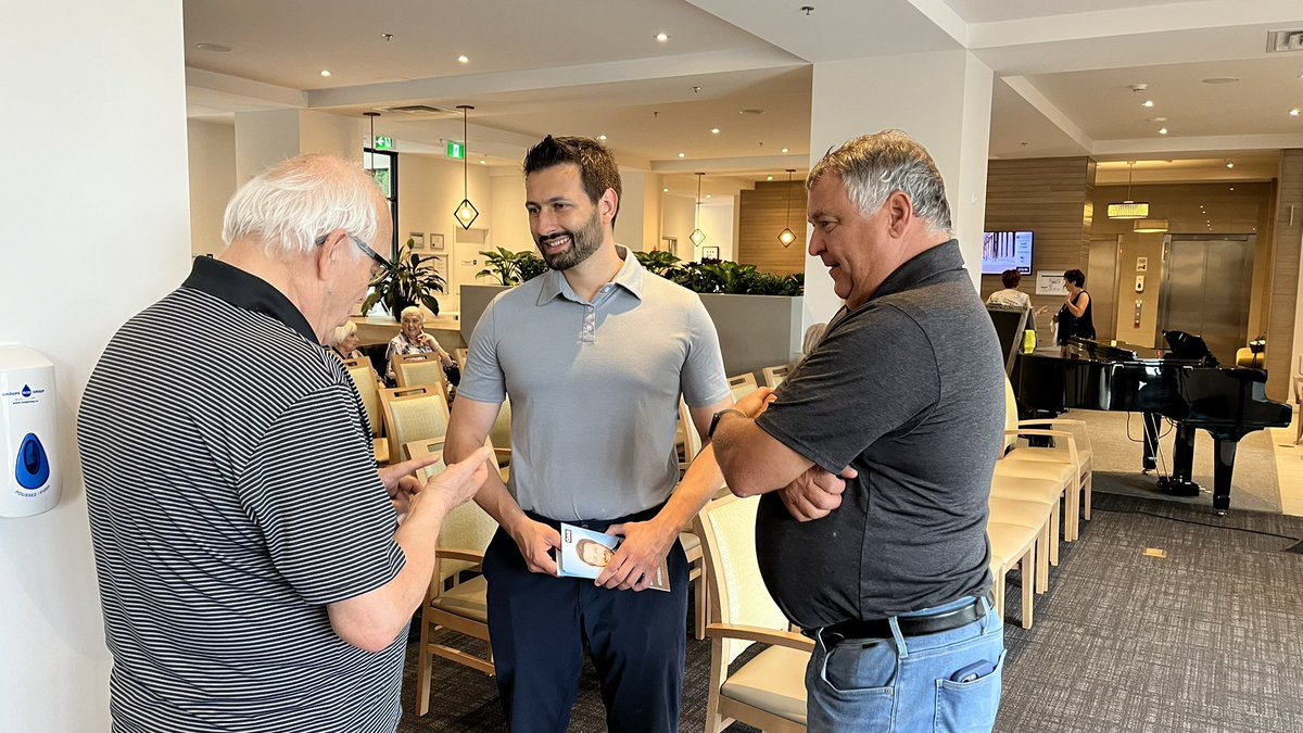 KevenBrasseur's tweet image. De passage à la Résidence Rivia à Victoriaville en compagnie de François Jacques, député de Mégantic. Merci aux résidents pour l’accueil chaleureux et les belles discussions!🩵
#CAQ #arthabaskalerable @FMegantic
